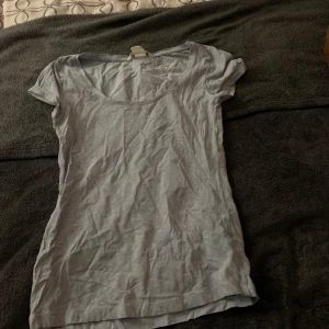 Ljusblå t-shirt från h&m - Säljer en ljusblå t-shirt med korta ärmar. Perfekt för en avslappnad stil. Storlek XS enligt etiketten.