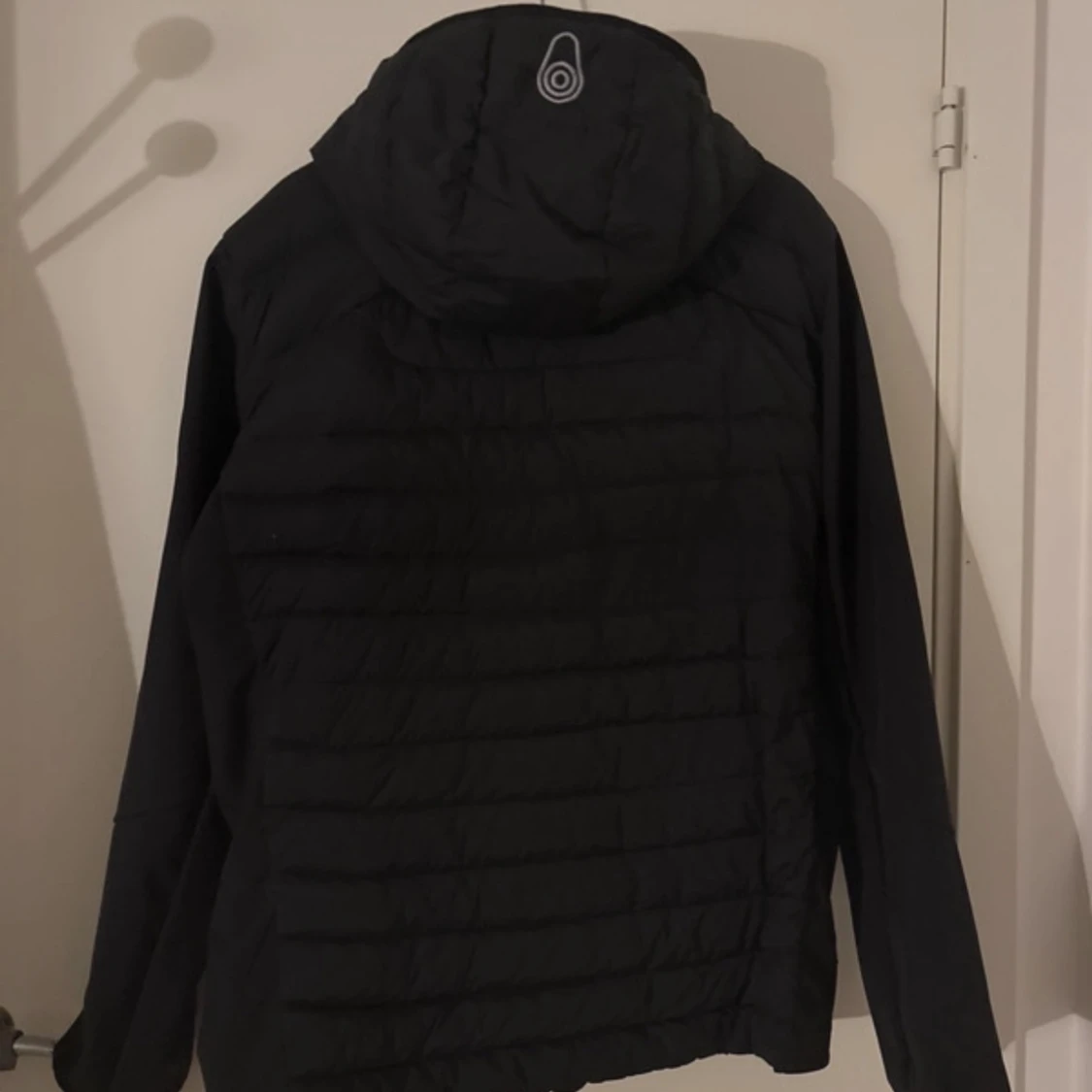 Svart dunjacka från Sail Racing - 4