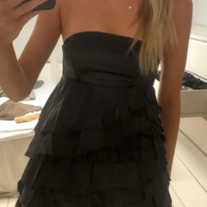 Svart fest klänning  - Jätte fin klänning med volanger som tyvärr är lite för kort för mig som är ganska lång🖤