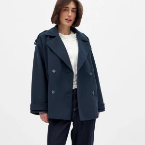 Mörkblå kappa med knappar - Snygg mörkblå kappa med dubbelknäppning och breda slag. Helt ny då jag missade retur datumet och lapparna och påsen är kvar💘🥰 nypris:899