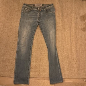 Blå jeans från Jacob Cohën - Snygga blå jeans från Jacob Cohën, style 622. De har en klassisk femficksdesign och en knappgylf. Perfekta för en avslappnad look med en touch av stil.