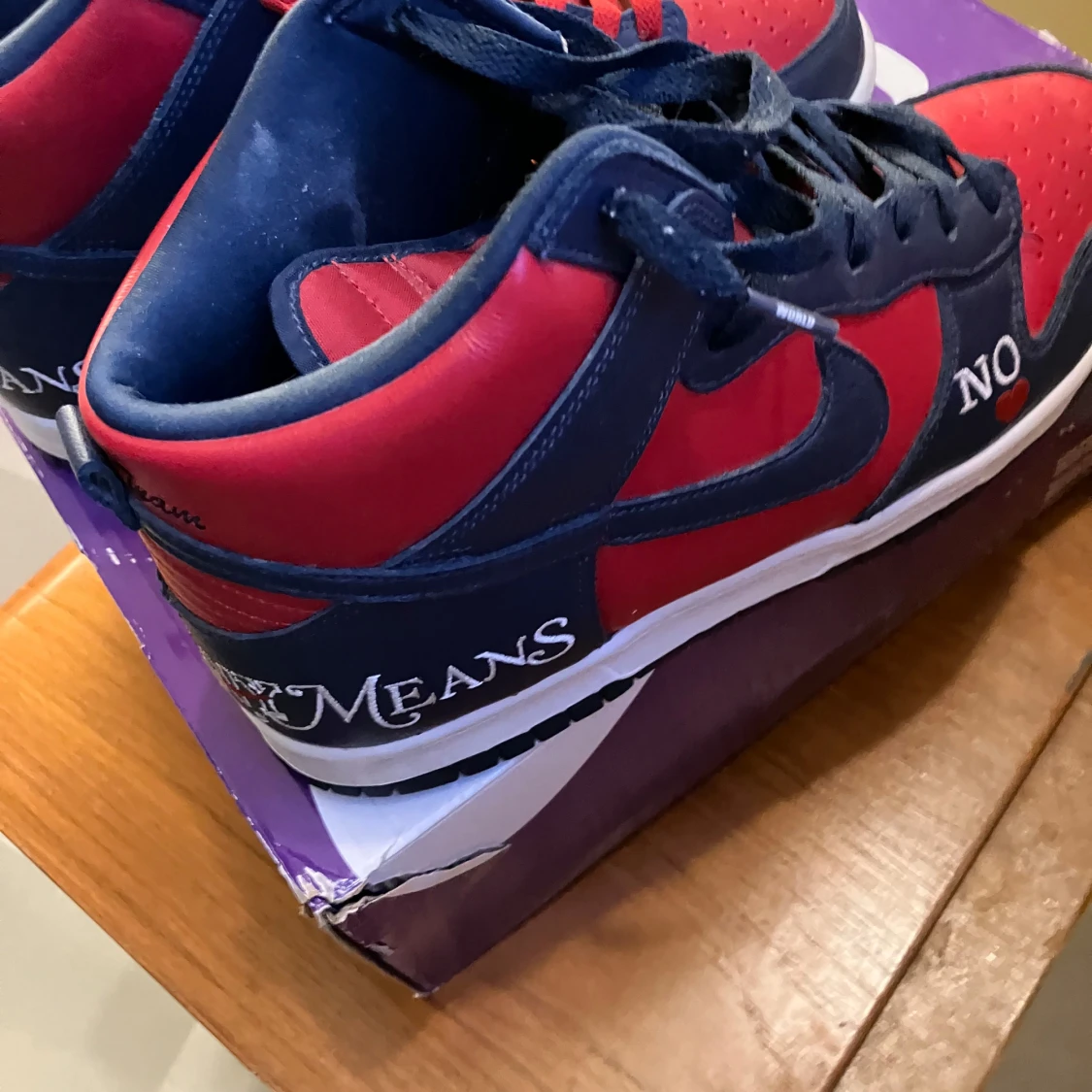 Nike x Supreme sneakers i rött och blått