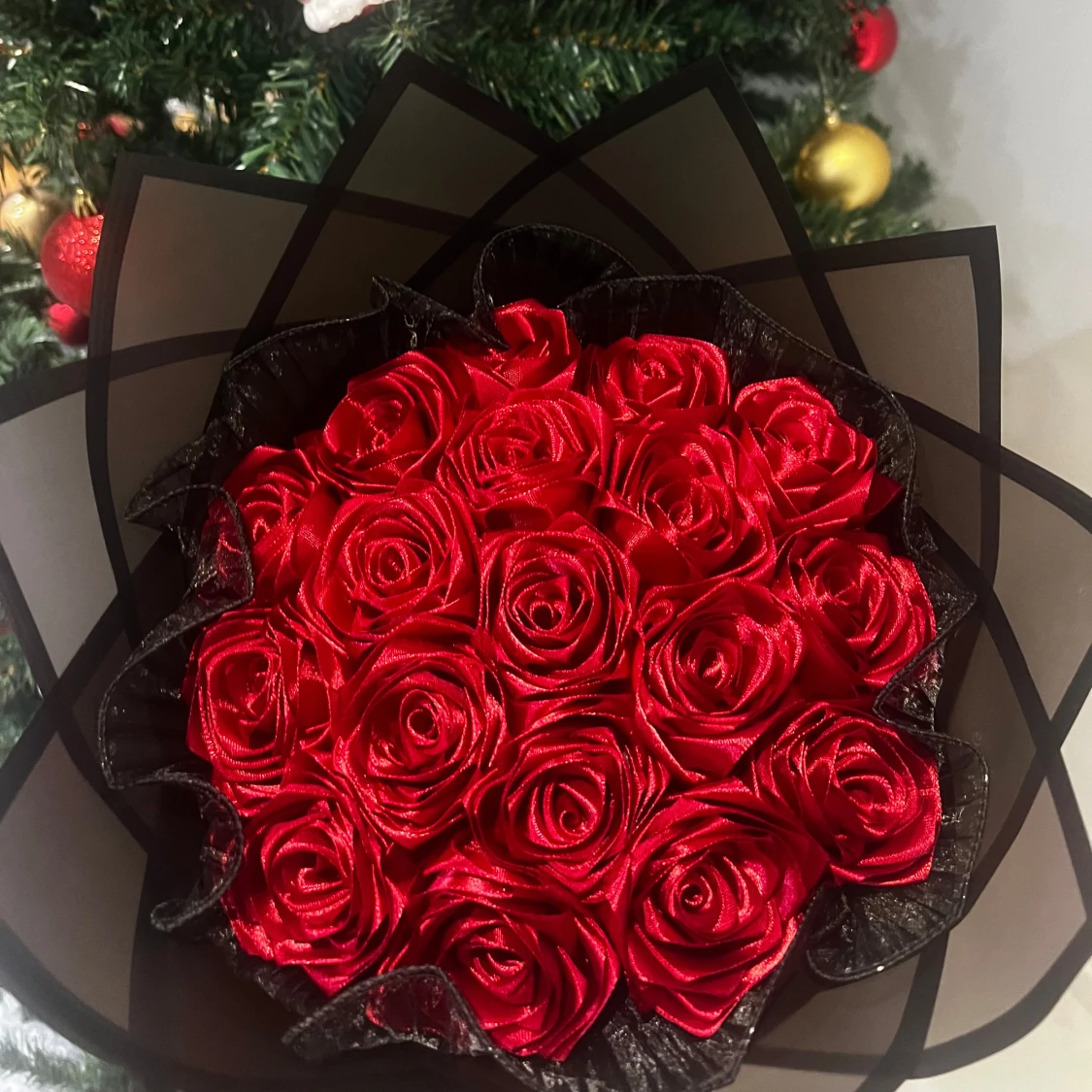 Röd rosformad bukett