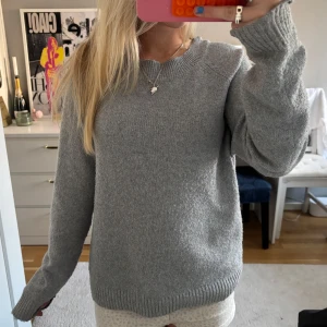 Grå stickad tröja - Inga defekter! Super fin hela året runt.