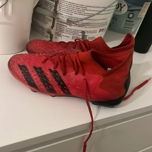 Adidas fotbollskor - Röda addias fotbollskor i storlek 38