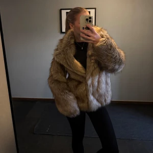 Pälskappa - Helt oanvänd pälskappa som passar de med storlek S. Perfekt i storleken. Supergosig. 