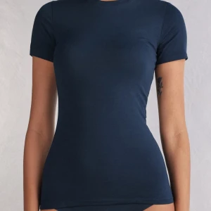 Mörkblå t-shirt - Snygg mörkblå t-shirt i bomull med korta ärmar. Perfekt för en stilren och enkel look. Passar bra till jeans eller shorts. Ett måste i garderoben för alla som gillar klassiska basplagg. Endast använd 1 gång. 150kr+frakt💙