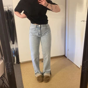 Jeans - Ljusblå Jeans med slits, storlek 36, går ner till backen på mig som är 170cm