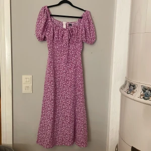 Lila blommig klänning från Shein - Oanvänd klänning💃🏽
