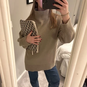 Tjocktröja - Wow säljer denna underbara tjocktröja!! Lappen är borta men passar mig som brukar ha 34/36. Slits på sidorna😍