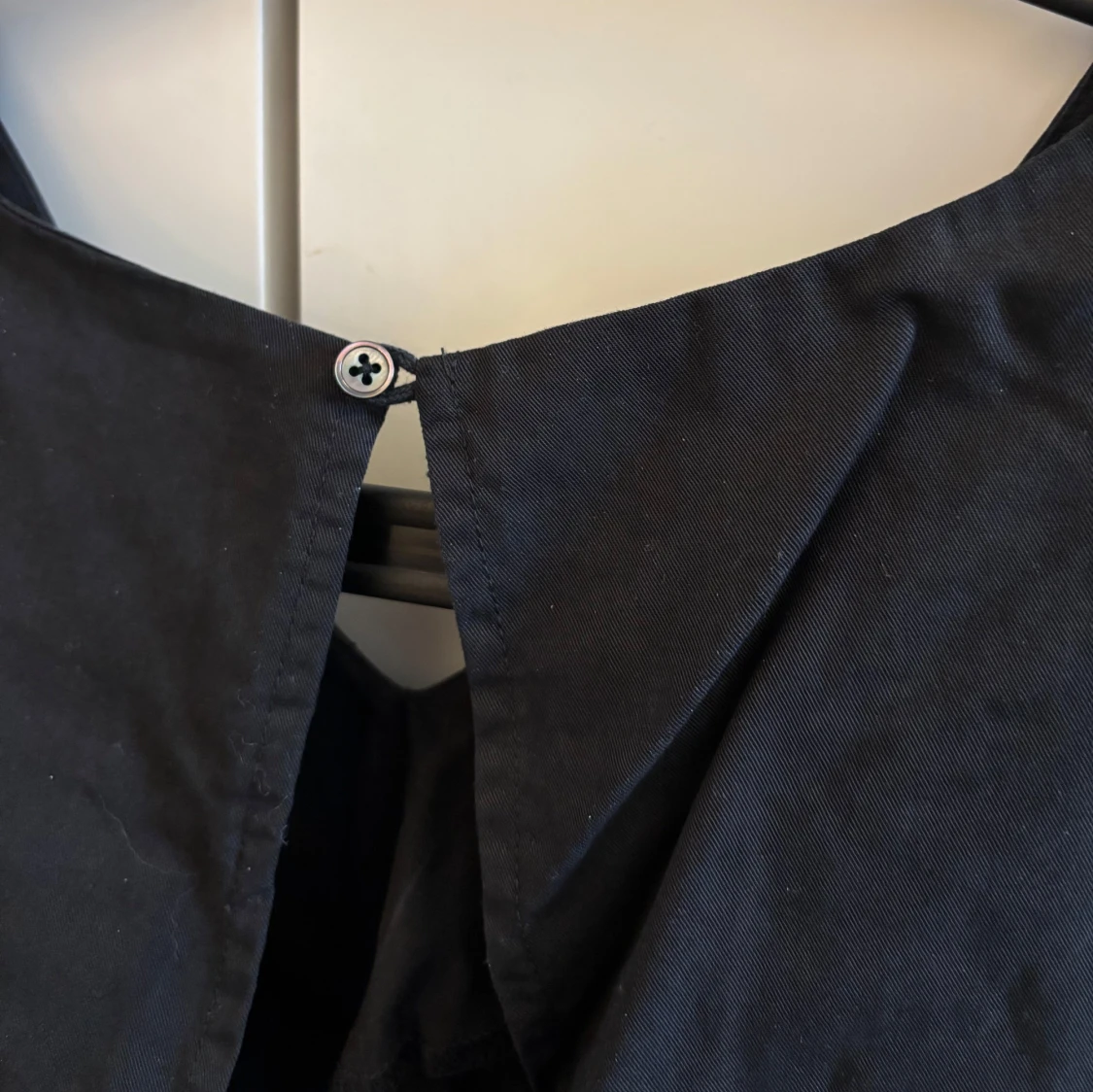 Svart kortärmad topp med öppen rygg - 3