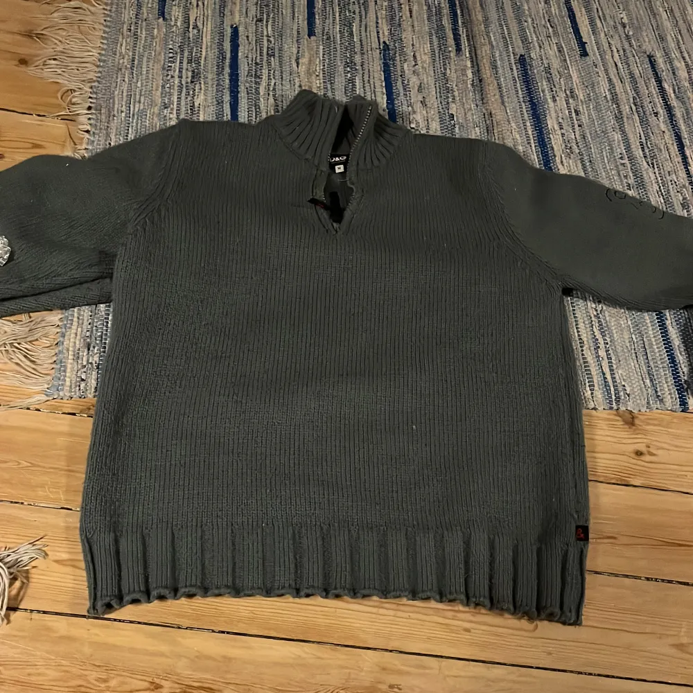 Snygg stickad tröja från Dolce & Gabbana med text på ryggen. Storlek m och skulle passa både tjej och kille. Mysig och ha på sidreda😊. Neuletakit & Villapaidat.