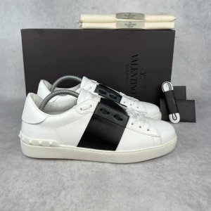 Valentino open sneaker (Helt nya) - – Condition: 10/10, brand new  – Color: White and black  – What is included: Box, dustbags, extra laces & valentino card  – Retail price: 7280 