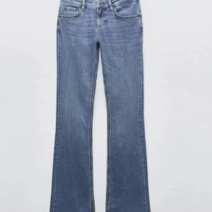 Blå bootcut jeans - Säljer mina fina lowwaist bootcut jeans från Zara. Säljs inte längre. Jeansen är som nya med inga slitningar längst ner på jensen.❤️