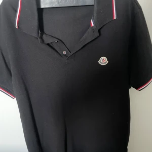 Svart pikétröja från Moncler - Äkta, köpt från NK för 2 för sen men använt endast ett par gånger. Den är i princip helt ny. Storlek M