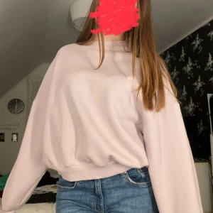 Ljuslila sweatshirt - En ljuslila sweatshirt från Nelly i storlek S. Knappt använda så är i super fint skick, dock har tröjan en missfärgning redan från köp vid kragen (se bild 4 & 5)! Dock är det inget som syns💕Tröjan är i en oversized modell så passar även storlek M!