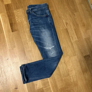 Dondup george  - säljer dessa dondup georgie med feta slitningar. Väldigt bra pris då skicket är mycket bra. Kom med bud och frågor:)