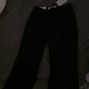 Svarta kostymbyxor - Snygga svarta kostymbyxor med en klassisk design. Byxorna har en rak passform och är perfekta för en stilren look. Helt oanvänd pga av att de var för små på mig, köpte de för ett bra tag sen. Ordinarie pris är 379kr och säljer den för 250kr.
