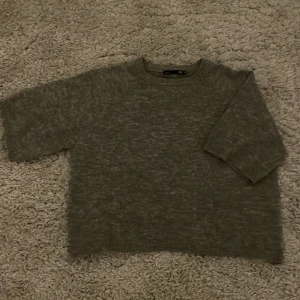 Grå stickad tröja från 157 - Viral trekvartsärmad tröja från lager 157. Säljer då den inte kommer till användning💞