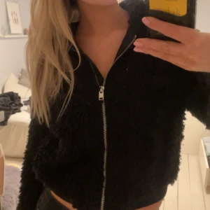 Svart teddyjacka från H&M  - Supermysig jacka!!