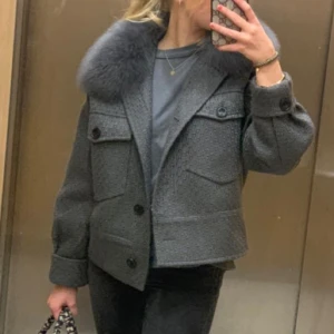 Super snygg Grå meotine Charlie jacka!💕💕 - Snygg grå kappa med en lyxig pälskrage och stora knappar framtill. Jackan har långa ärmar och två stora fickor på bröstet. Säljer jackan då jag behöver pengarna❤️ inga defekter och alla knappar är kvar!❤️storlek S, passar XS men även M!💕💕priset går såklart att diskutera! LÅNAD BILD. Skriv privat för mina bilder och om du är intresserad 💕🦄
