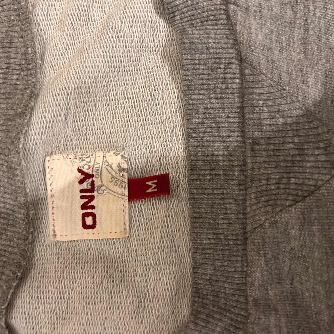 Grå collegetröja med blommönster från ONLY - 2