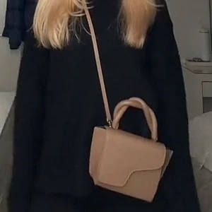 Apt väska  - Säljer min super fina apt väska i nyskick, köptes i oktober på Atb och har bara använts ca 2 gånger. Inga defekter. Påsen till den ingår ❤️ny priset är ca 4200kr, det är färgen hazelnut❤️