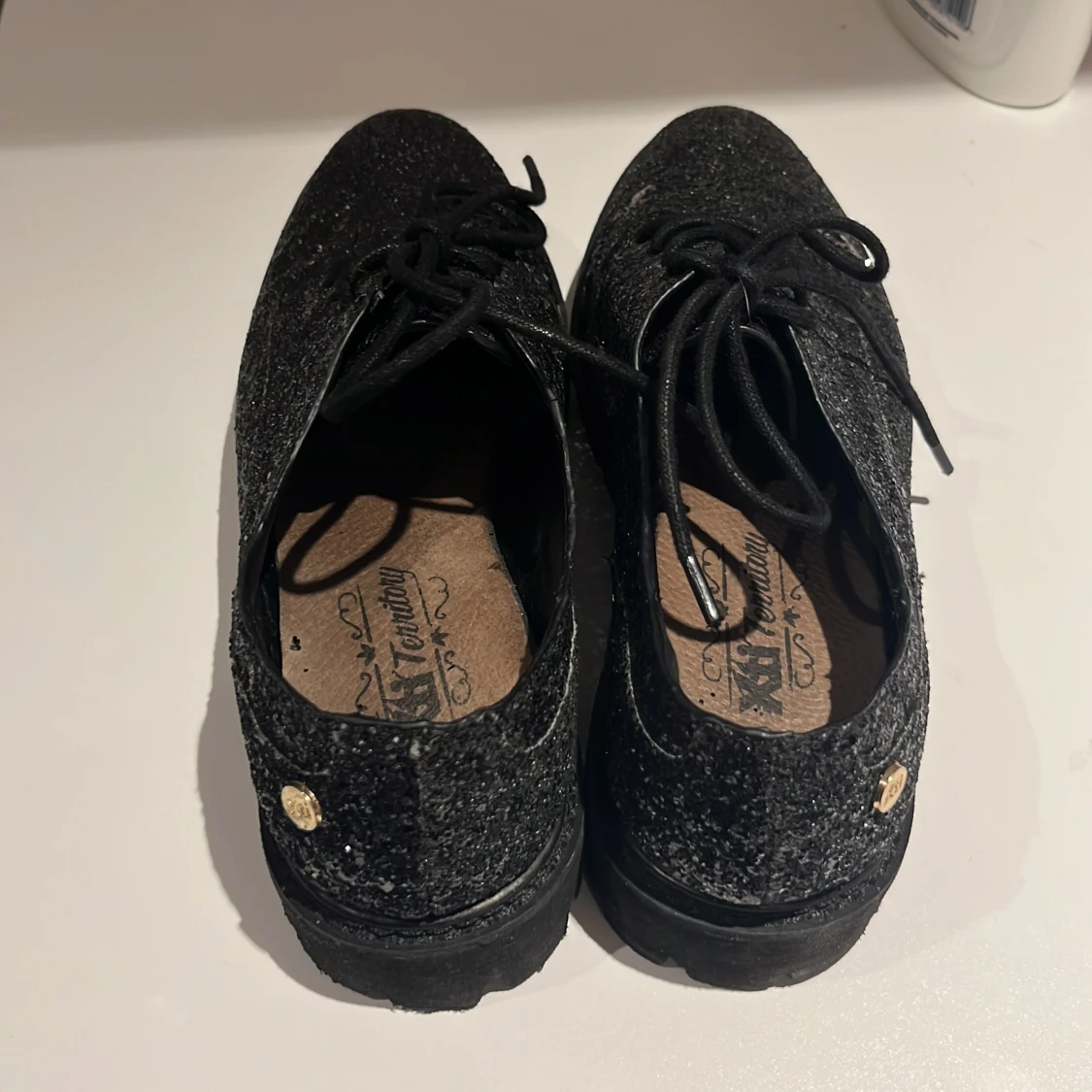 Svarta glittriga skor med snörning - 1