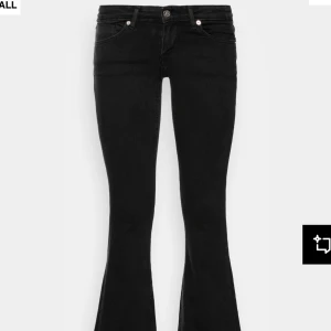 SVARTA BOOTCUT JEANS ONLY - Säljer de snygga slutsålda och eftertraktade bootcut jeansen ifrån only, passar någon som är runt 160cm lång.