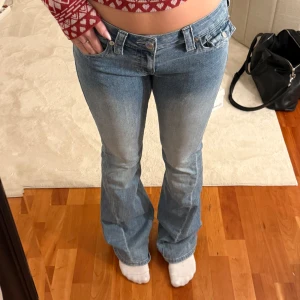 true religion jeans - säljer mina fina true religion jeans ”joey low rise flare” då jag inte använder dom, i fint skick och knappt använda, strl 27, midjan är ca 39 cm och innerbenslängden är ca 84 cm, 799kr 