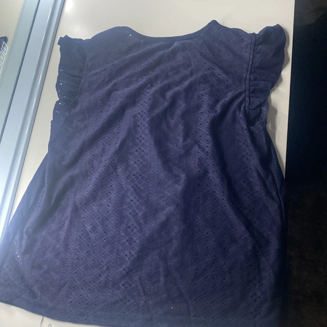 Mörkblå blus med spetsdetaljer - 90