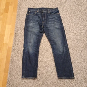 Levi's 502 jeans - Säljer ett par blåa "washed" Levi's 502 jeans då de inte används mer. Den har en straight fit passar bra med de flesta outfits. Modellen är ca 180 cm lång. Skick: 8/10