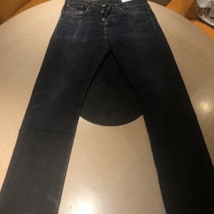 Mörkblå jeans från G-Star RAW - Säljer ett par snygga mörkblå jeans från G-Star RAW. De har en klassisk femficksdesign och knappar i gylfen. Perfekta för både vardag och fest! 🕺