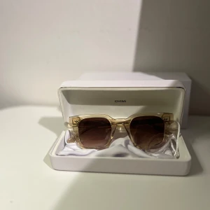 CHIMI Solglasögon  - Säljer nu mina CHIMI solglasögon då jag tröttnat på dom. Dom är i 10/10 skick. Använt ca 5 gånger
