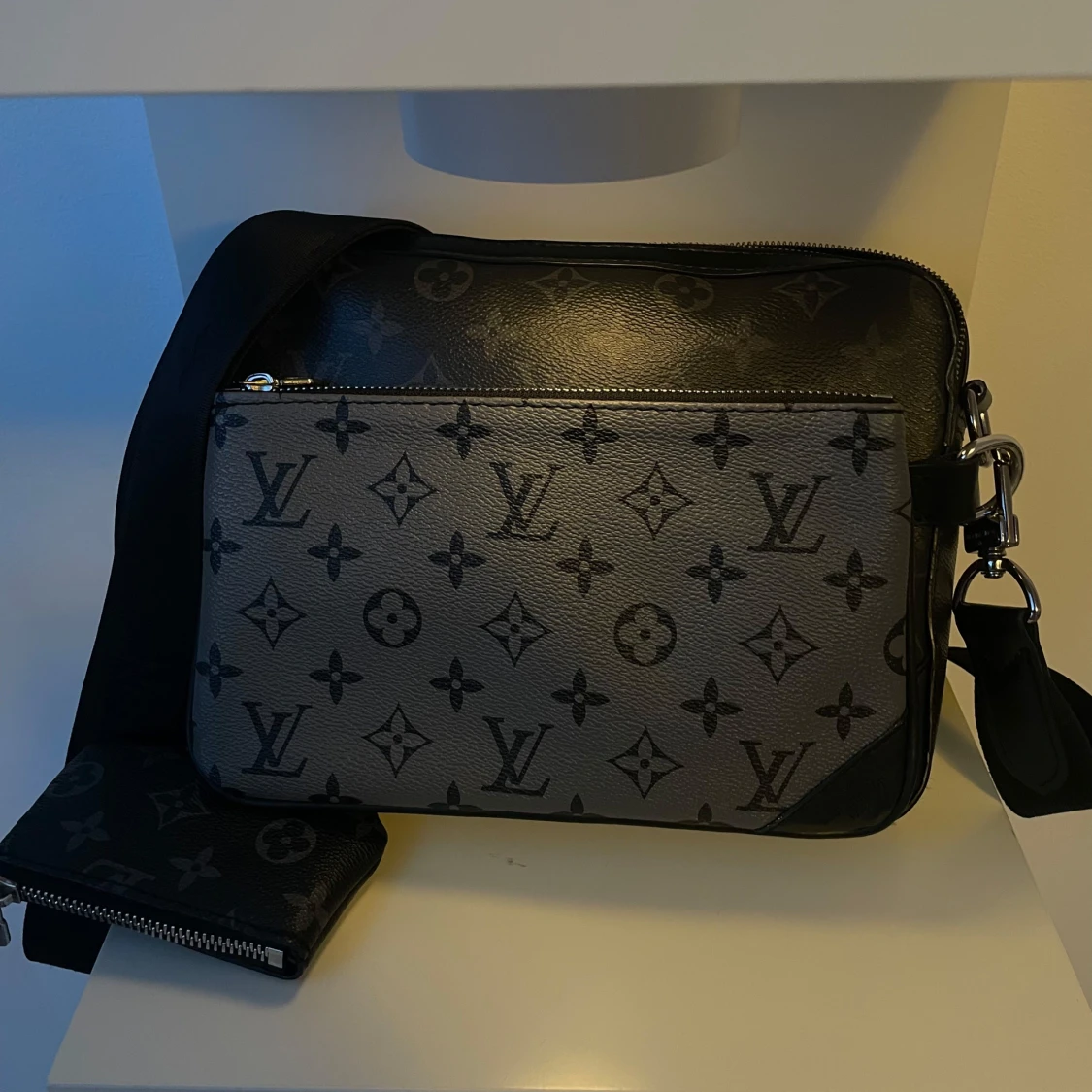 Axelväska med monogrammönster