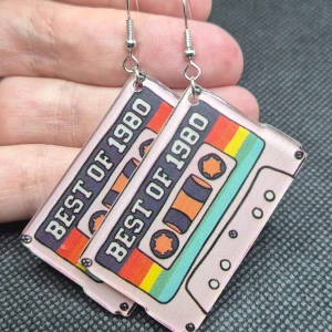 Örhängen - Kasettband - Snygga örhängen med krok kassettband. Titta igenom alla mina upplagda & köp fler saker i Bundle för att spara på frakten & få allt du köpt i ett & samma paket✨️ För att köpa med Bundle så får du först trycka i "Köp med bundle" sedan väljer du ut allt du vill köpa för att få allt på samma frakt = Billigare 👌 Om du däremot köper fler varor i olika köp blir det egen frakt för varje köp. Önskar du swisha mej, meddela mej vad du vill köpa så ordnar vi det 👌