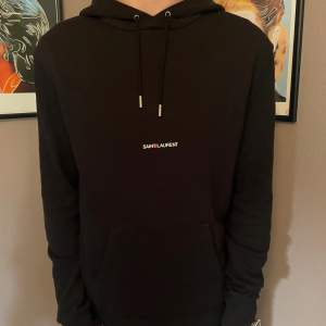 Yves saint Laurent hoodie i 9,5/10 skick helt utan defekter. Har inget og kvar därav priset. Kom med bud eller mer frågor