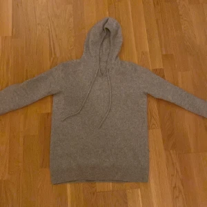 Säljer tvär fet grå marinoull hoodie - Passar i längd 160-165cm. Har inga hål och bra skick (har knappt använt den). Varför jag säljer den? Jo, för att när jag köpte den var den för liten. 