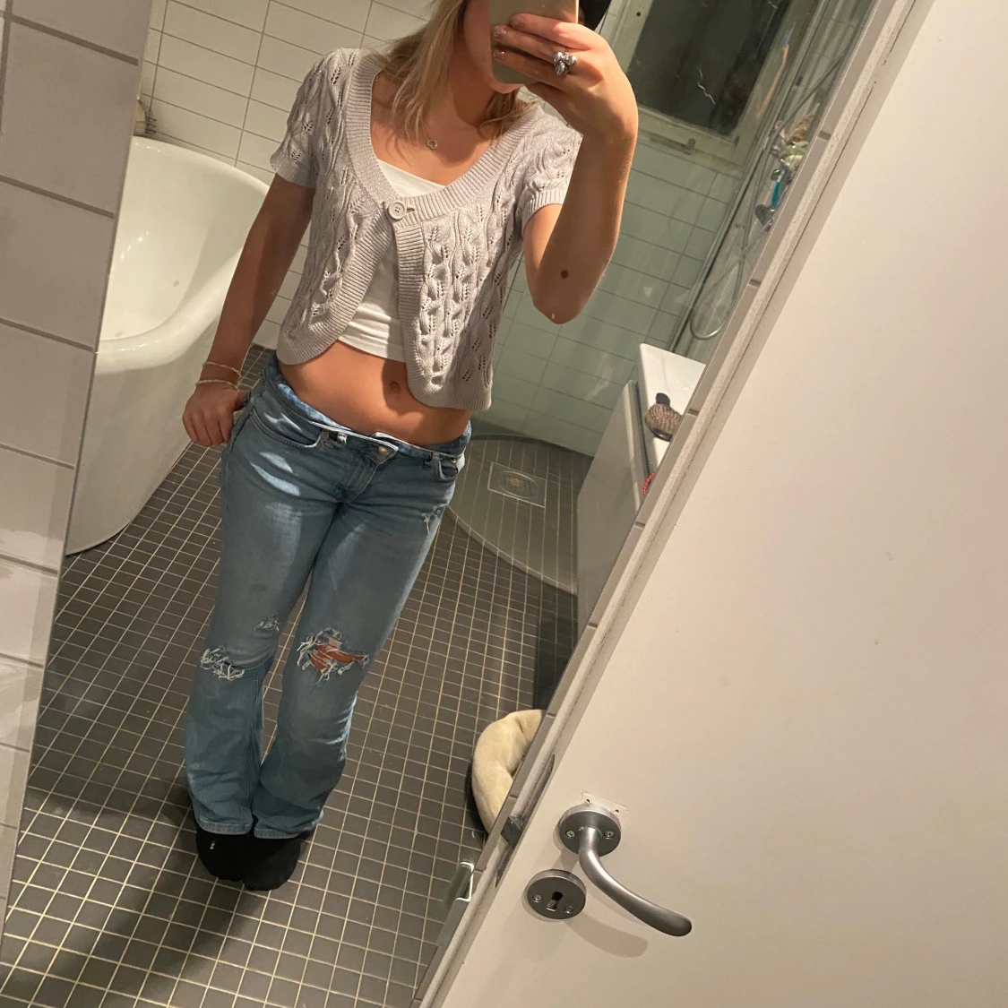 Grå kofta i stickat material