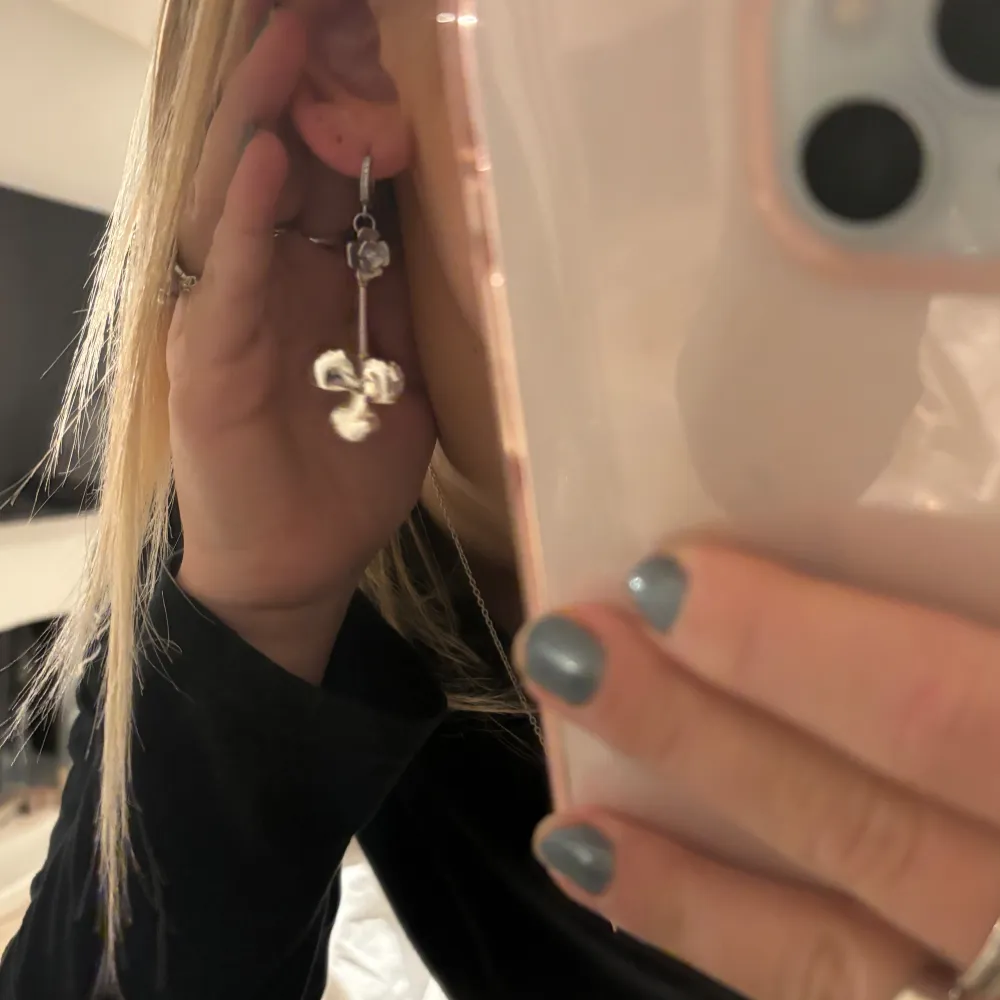 Säljer ett par unika silverörhängen med blommotiv. Handgjorda utav delar av örhängen som ALDRIG kommit till användning. Alltså är allt som nytt 💘. Accessoarer.