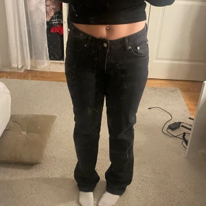 Svarta jeans i bra skick - Säljer ett par svarta jeans i bra skick. De har en klassisk straight passform och är midwaist. Perfekta för både vardag och fest! 🖤
