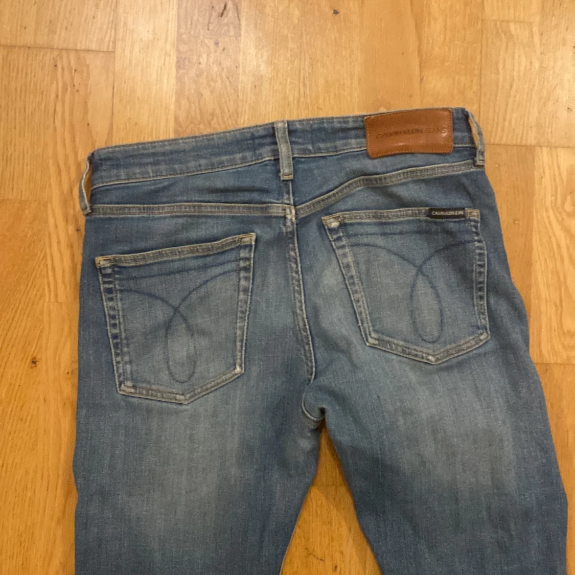 Calvin clein jeans med slitningar - 91