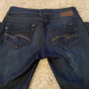 Mörkblå jeans från Mavi - Säljer ett par snygga mörkblå jeans från Mavi.  Lågmidjade (bild 2 e på samma byxorna fast 1-2 stolekar mindre) storlek 29/32