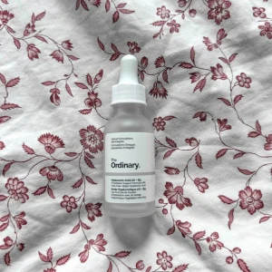 The Ordinary Serum 🤍 - The Ordinary Hyaluronic Acid Serum. Säljs pga att den inte funkar för mig. Lite mer än halva kvar, ca 85-90% (se bild). Nypris 230kr! FÖRST TILL KVARN! (Vid köp av fler artiklar får du rabatt! Mer om det finns i min profil!)
