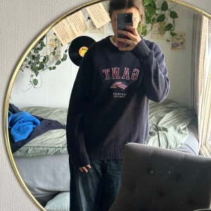 Mörkblå vintage tröja från GANT - Säljer en snygg mörkblå vintage tröja från GANT med tryck på framsidan. Den har långa ärmar och ribbade muddar vid ärmslut och nederkant. Köpt på en vintage affären i Milan. Storleken e L men passar också som M 