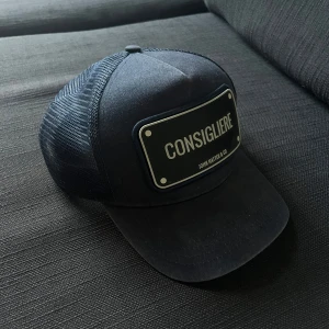 John Hatter keps - Säljer denna snygga mörkblåa keps från John hattter i bra skick. Bara att höra av sig för ytterligare frågor. Fraktat snabbt. 