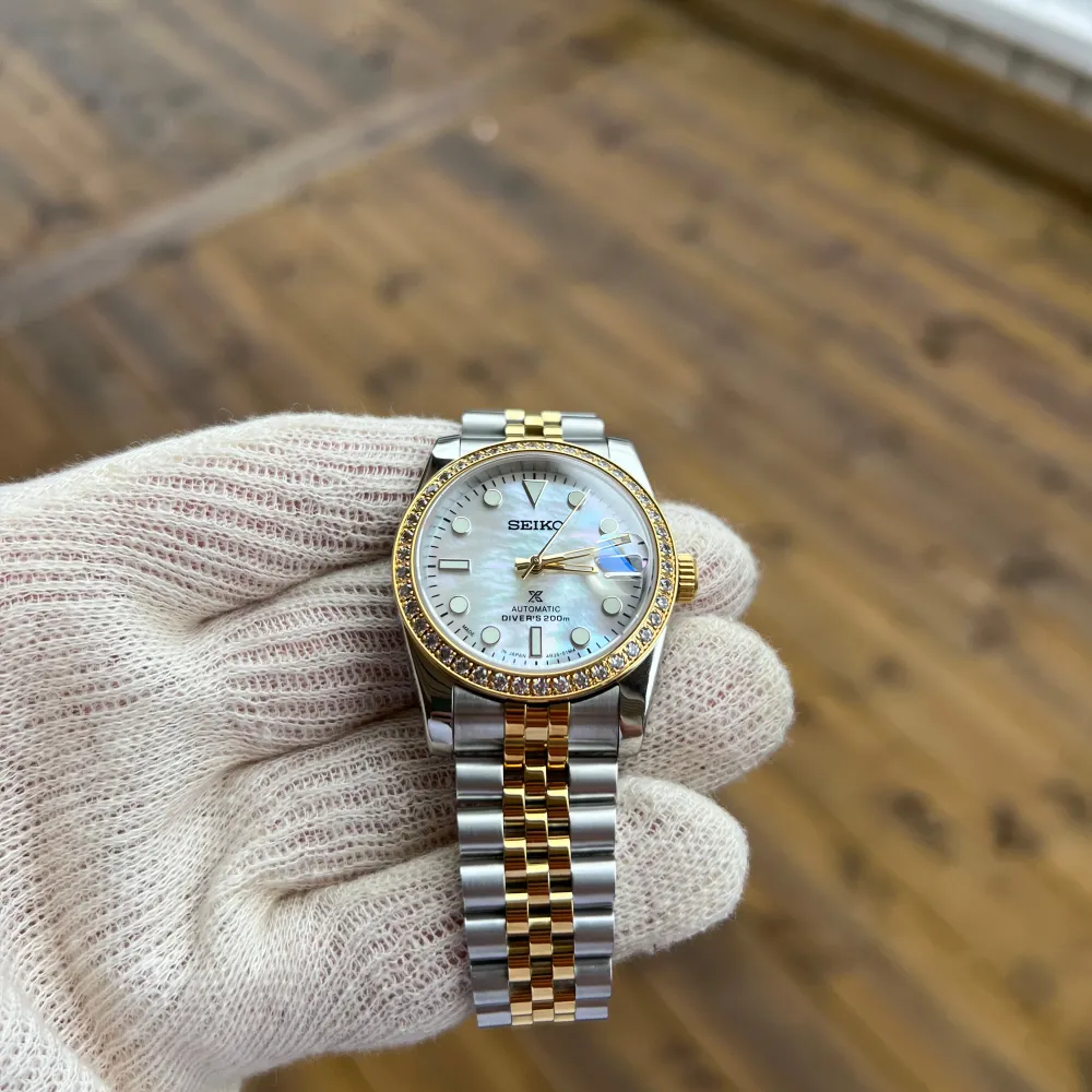 Hej! Säljer en jättefin 36mm Datejust Mod nu. Denna har läckra ”pärlor” på bezeln. Om klockan: NH35 automatisk rörelse. 904L Stainless Steel. C3 Lume (lyser i mörkret). Open back. Verktyg till länkar ingår. Passar vem som helst🙌 använd enstaka gång.. Accessoarer.