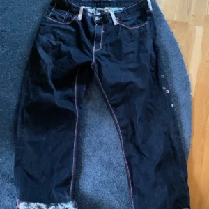 Mörkblåa jeans med snygga broderi detaljer - Ganska nya och bra jeans, snygga detaljer och bra kvalite. Ville inte ha dom för att dom va för stora!!