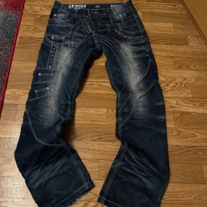 Mörkblå jeans med detaljer - Säljer ett par as feta Japanese jeans med as nice passform, skriv för bilder eller frågor. Pris kan diskuteras 