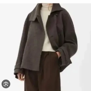 Rutig Arket kappa - Rutig arket kappa som är mörkbrun och svart . Köpt förra vintern nypris ca 2000kr